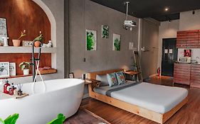 Saigon Hideout New World View - Romantic Stay, Netflix & Bathtub District 1